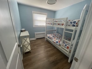 Middle bedroom with bunkbeds