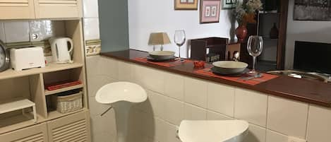 Cocina con barra al salón 