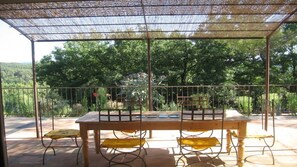 GRANDE MAISON 
Salle-à-Manger d’Été sous la Pergola
Terrasse & Verdure !
