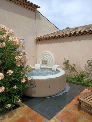 SPA à BULLES PRIVÉ 
2m Ø pour se détendre ! 
Nettoyage entre chaque Réservation