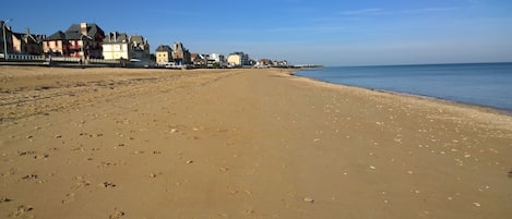 la plage à 2 minutes  à pied