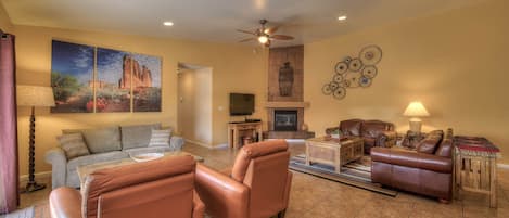 Open concept living room with plenty of seating for your group!