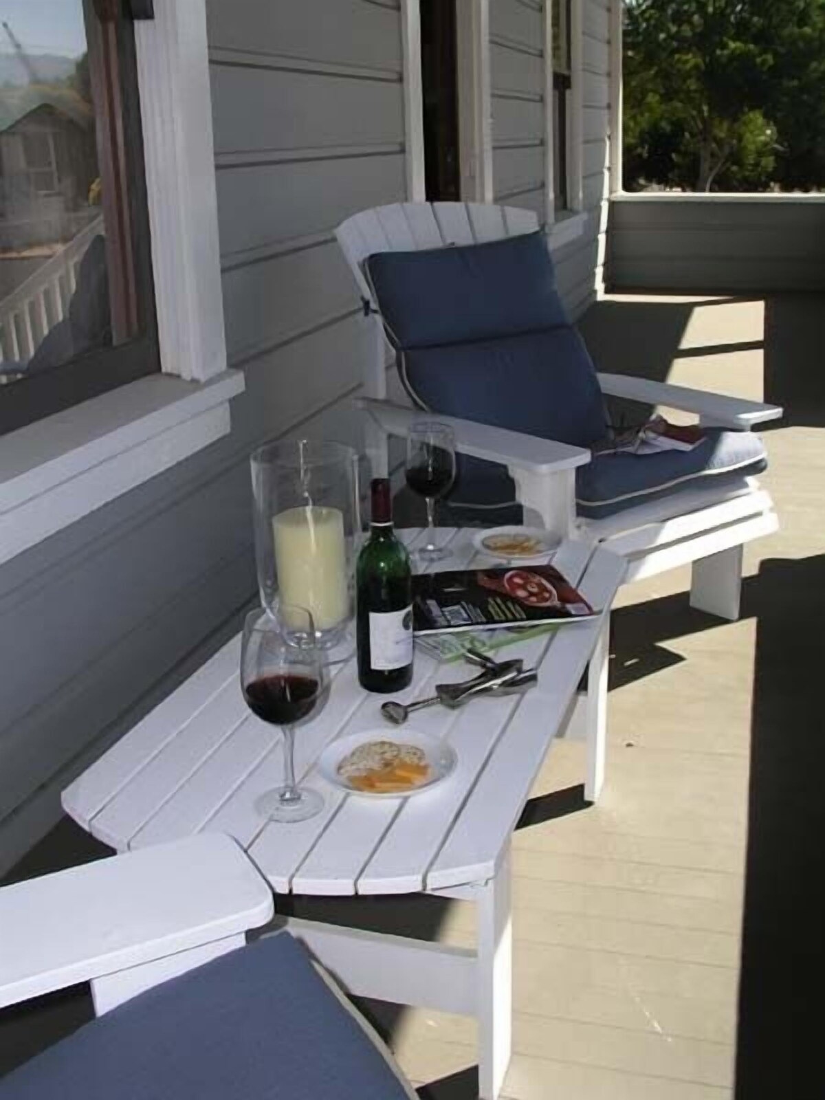 The Corner Cottage ~ Downtown out your door with Private Vineyard
