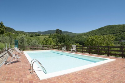 La piscine panoramique, dans le vert de la Toscane