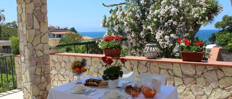 Colazione in veranda (3) - Breakfast on the veranda (3)