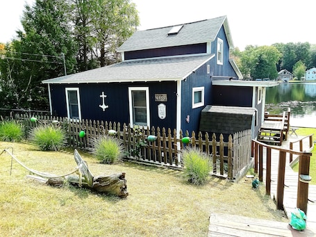 Lovely one story lakefront cottage with cathedral ceiling