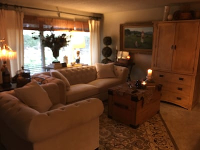 Just One Mile From I5  Home Sleeps Up To Six, Hot Tub, 2 Gas Fireplaces,  Ac 