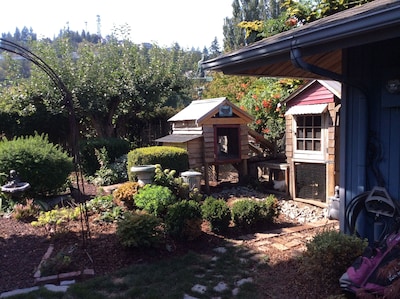 Just One Mile From I5  Home Sleeps Up To Six, Hot Tub, 2 Gas Fireplaces,  Ac 