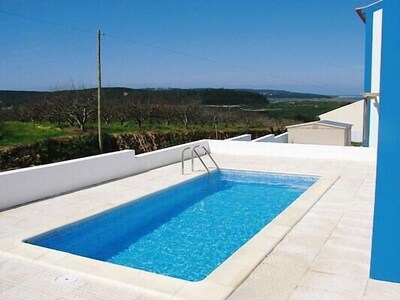 Hermosa casa de dos dormitorios con piscina y vistas al mar cerca de Obidos, Portugal