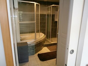 Shower and bath ensuite