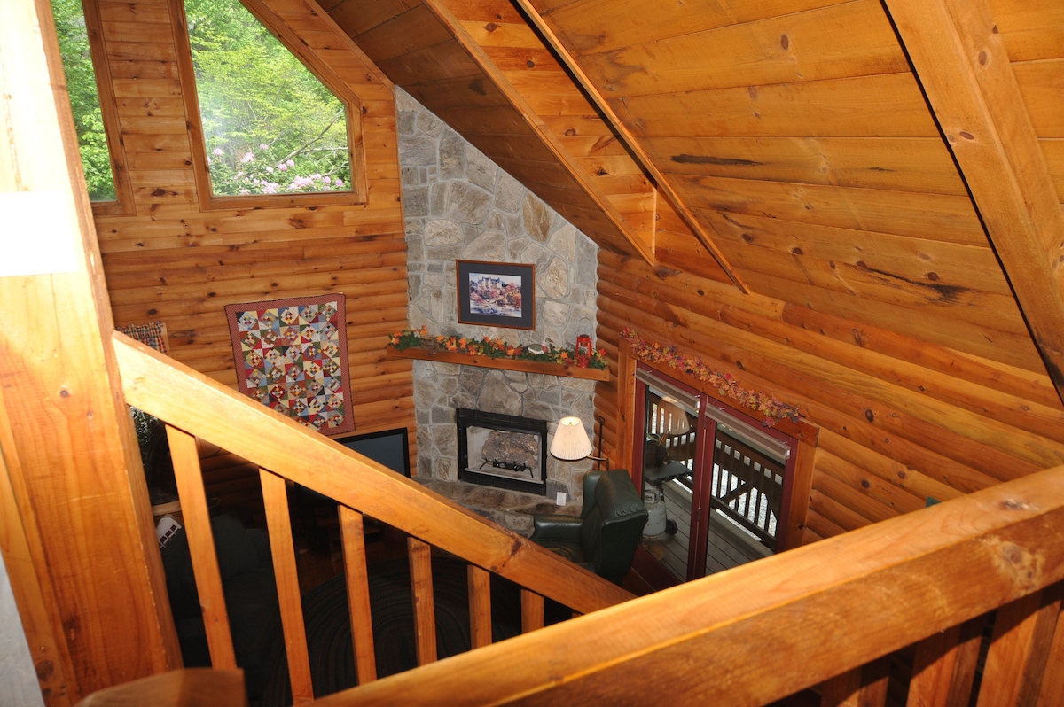 Beautiful Acorn Cabin, 10 min from Asheville