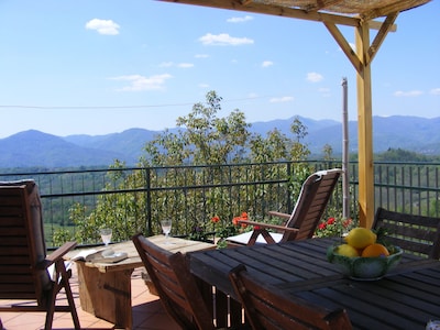 Rustic villa in tranquil setting, Cinque Terre 25 mins by train from Aulla.