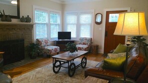 Comfortable beautiful furnishings; free wifi and cable TV with Netflix