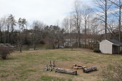Lakefront 3 Bedroom, 2 Bath and Pet Friendly Near Chattooga River and Belle Farm