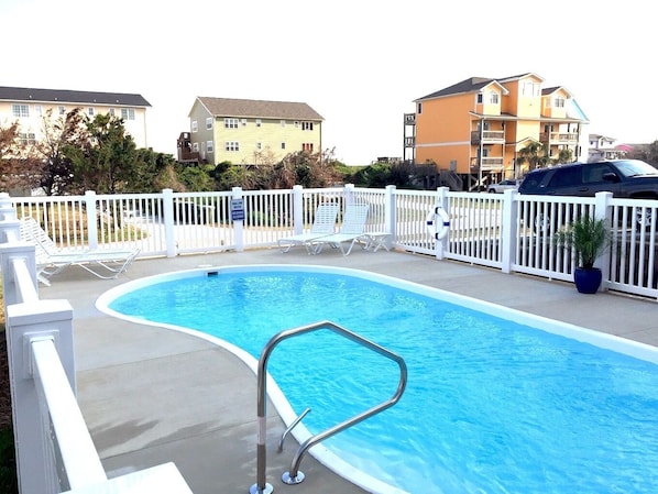 Pool - 8 chaise lounges, table with 4 chairs