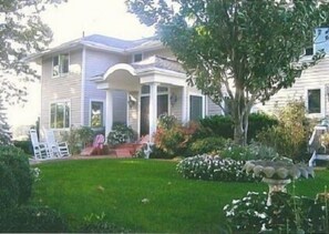 Coastal Living~ Beautiful Front Yard