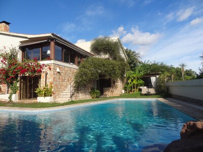 Villa con piscina y jardín y barbacoa privados. Atmosfera elegante