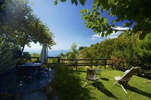 A beautiful corner in the garden to have your breakfast with great sea views