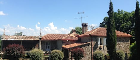 Vista de la casa desde el lado norte de la finca