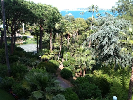 Vue latérale depuis la terrasse.
