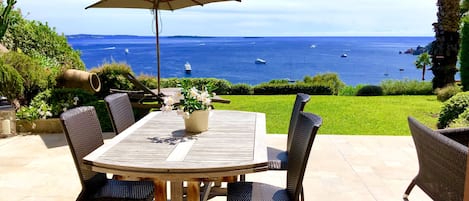 Terrasse et jardin avec vue mer face à: Iles de Lerins,Cannes,Antibes,T héoule