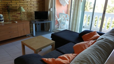 Apartment in Cap Salou next to the beach and with communal pool.