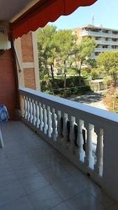 Apartment in Cap Salou next to the beach and with communal pool.