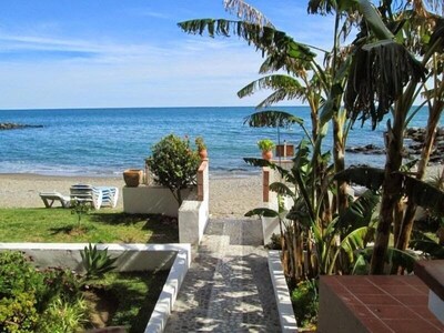 Apartment on the semi-private beach, terrace with sea views and WIFI