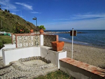 Apartment on the semi-private beach, terrace with sea views and WIFI