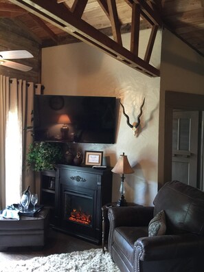 Sitting area w/fireplace