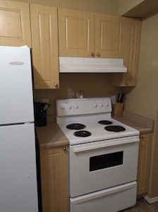 Spacious Modern Downtown Modern 2 Bed 2 Bath U/G PARKING