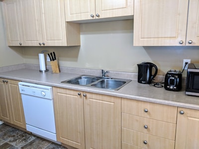 Spacious Modern Downtown Modern 2 Bed 2 Bath U/G PARKING