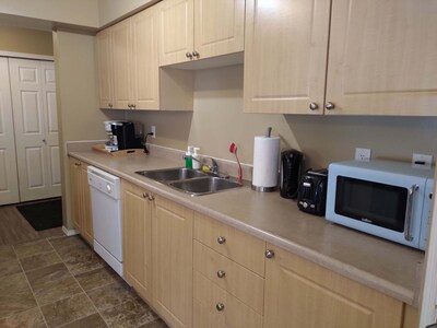 Spacious Modern Downtown Modern 2 Bed 2 Bath U/G PARKING