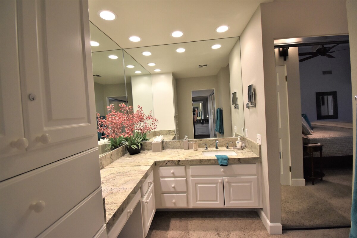 Beautiful 1640 sf remodeled Tennis Villa, 3 bd w/2 masters on 17th green