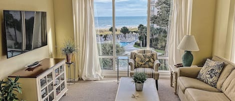 Large Living Room with great Ocean View and Smart TV