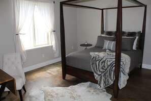 Queen bed in the masterbedroom