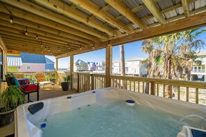 New hot tub with temp controlled heater, jets, lights! 