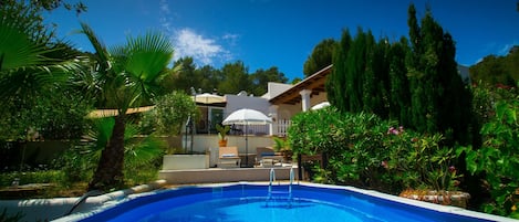 Piscina y vistas del exterior de la villa