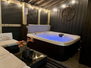 Indoor spa tub