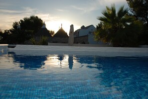 Il Trullo sovrano visto dalla piscina