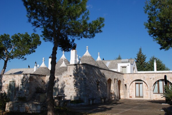 Veduta dei trulli dal giardino