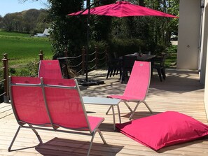 Vue de la terrasse avec un coin détente, idéal pour l'apéritif ou déjeuner 