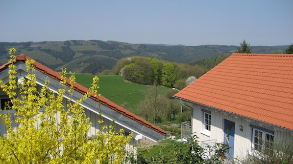 Blick vom Parkplatz auf die Ferienhäuser