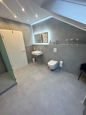 Bad mit Toilette