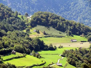 La bergerie au centre de la photo