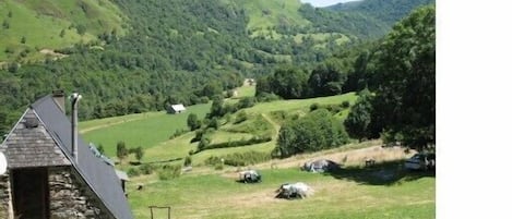 La bergerie avec le pic de Listo et le col de Louv