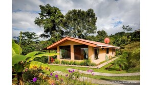 Encantada Guest House: Your own Little piece of Pura Vida! Sleeps 5