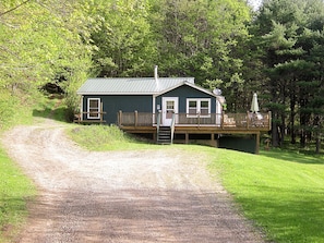 Pleasant Valley Hideaway driveway view
