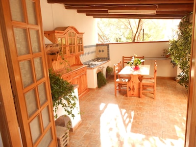 HOUSE WITH CONVENIENT VERANDA TO COOK AND EAT IN THE OPEN