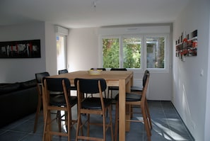 Table haute et ses 8 places